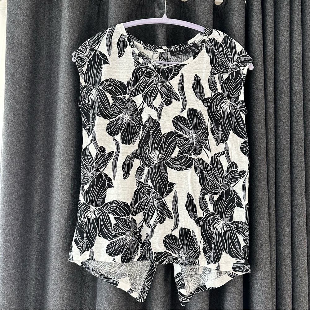 Tahari Black and White Floral Blouse Small